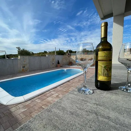 Dom wakacyjny With Private Pool And Mini Golf Fjaka, Zadar Region Bulic