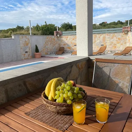 Tatil Evi With Private Pool And Mini Golf Fjaka, Zadar Region Bulic