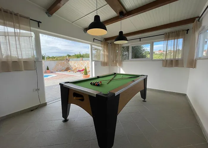 Nyaraló With Private Pool And Mini Golf Fjaka, Zadar Region *