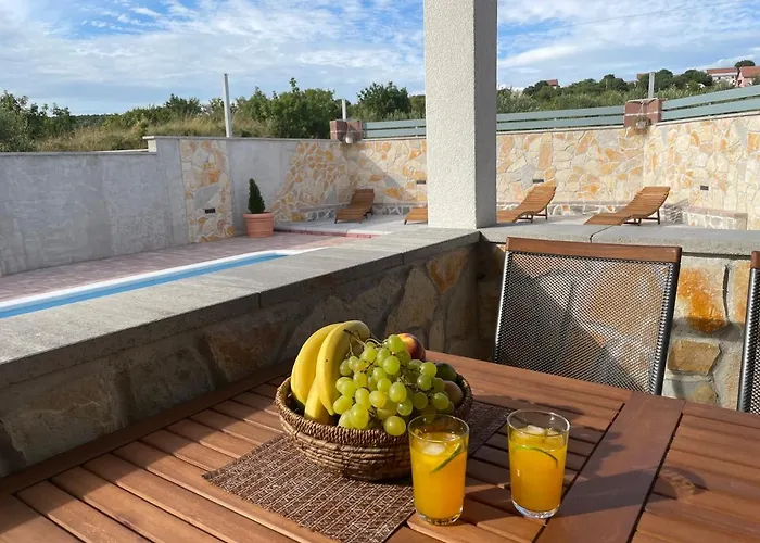 Nyaraló With Private Pool And Mini Golf Fjaka, Zadar Region Bulic