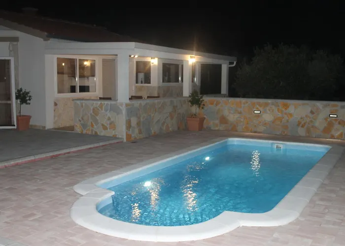 Nyaraló With Private Pool And Mini Golf Fjaka, Zadar Region